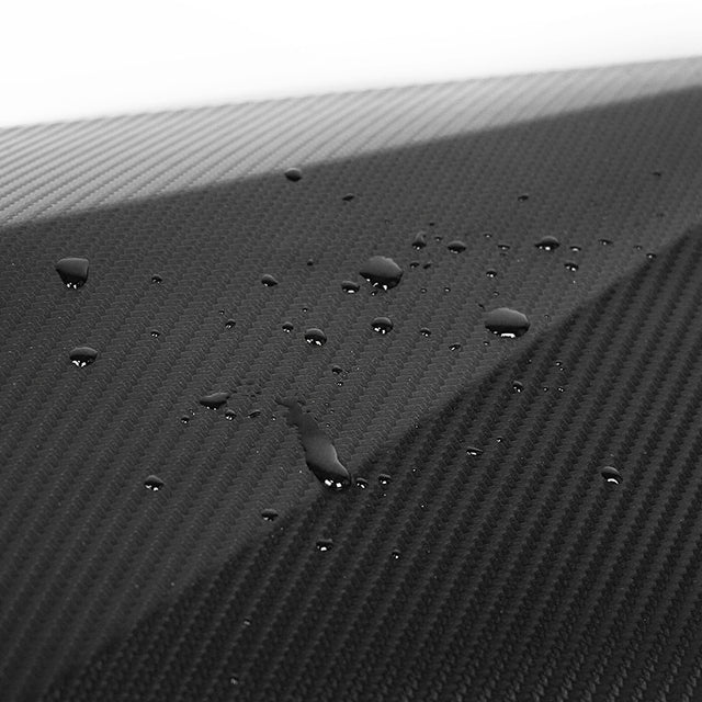 Wasserdichter Motorrad Rucksack – Carbonfaser Material mit Regentropfen